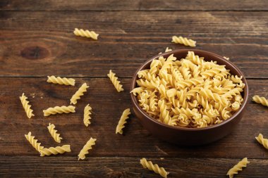 pişmemiş makarna bir tabak içinde