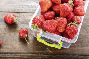 plastik bir kap içinde olgun çilek