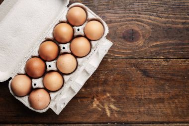 tavuk yumurtası ahşap zemin