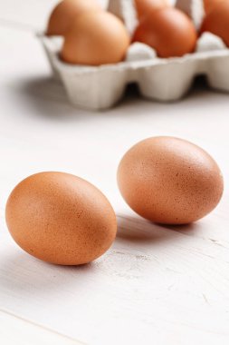 tavuk yumurtası Beyaz ahşap zemin üzerinde