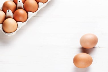 tavuk yumurtası Beyaz ahşap zemin üzerinde