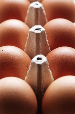 bir tepsi içinde kırmızı yumurta yakın çekim