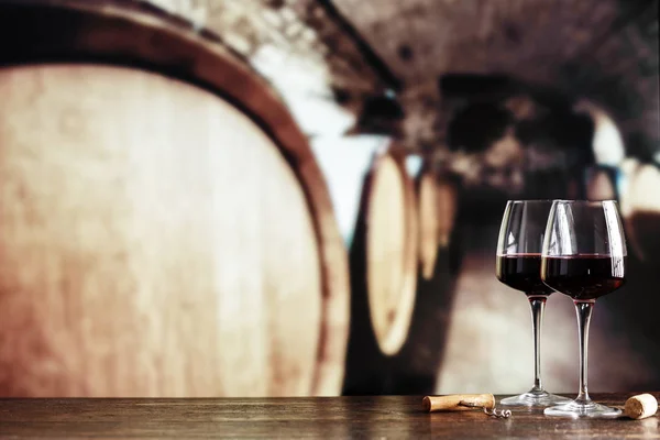 Wein in Fässern und Gläsern — Stockfoto