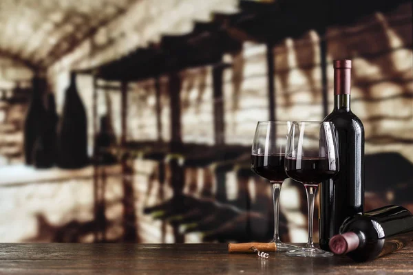 Botellas y copas de vino en la bodega — Foto de Stock