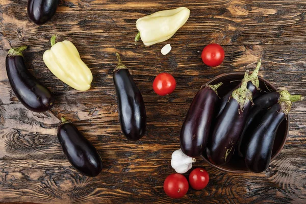 Gemüse auf Holz-Hintergrund - Sommerernte, Suppe — Stockfoto