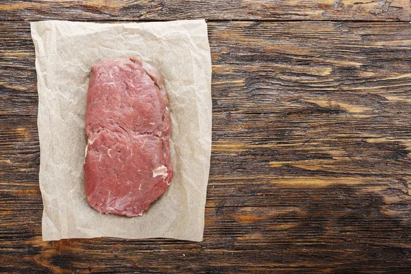 Çiğ biftek baharatlar ile. Bu seçeneğin yanında bir kırmızı acı biber, renkli olduğunu — Stok fotoğraf