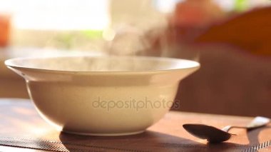 bir tabak içinde sıcak çorba