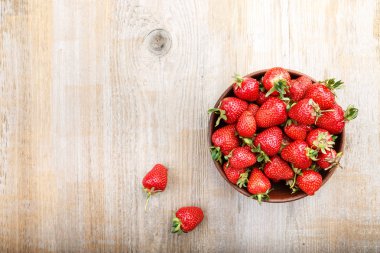 çilek bir kil plaka 