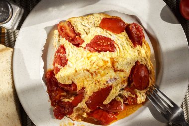 Omlet bir tabak içinde domates ile