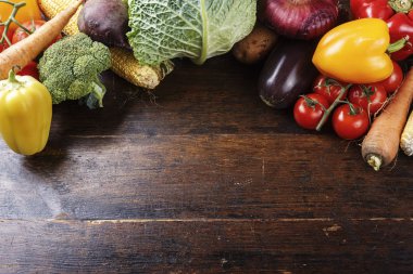 ahşap zemin üzerinde sebze 