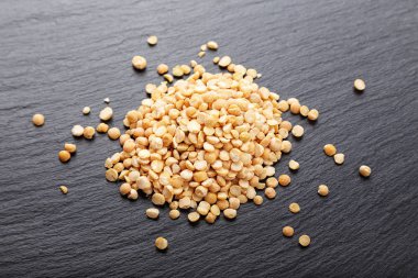 siyah bir arka plan üzerinde dağınık sarı bezelye