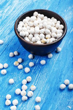 Bir tabak içinde çiğ nohut