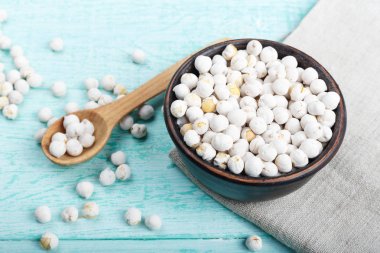 Bir tabak içinde çiğ nohut