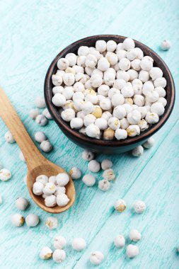 Bir tabak içinde çiğ nohut