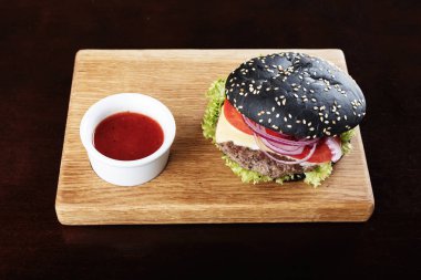 gemide, sağlıksız foo soslu siyah burger