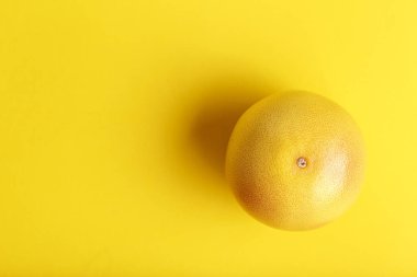 sarı arka planda portakal meyvesi