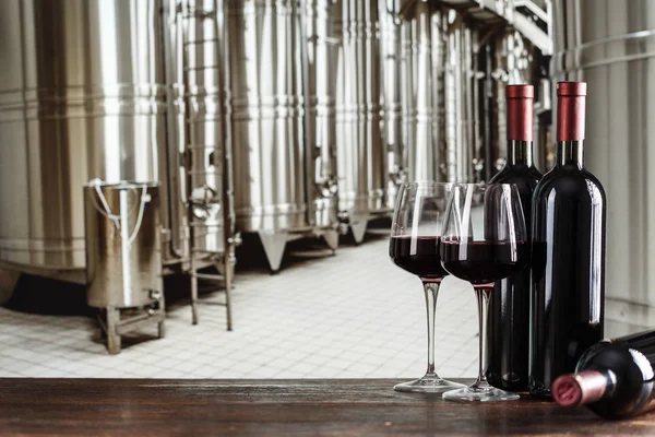 Rotwein in Flaschen und Gläsern — Stockfoto
