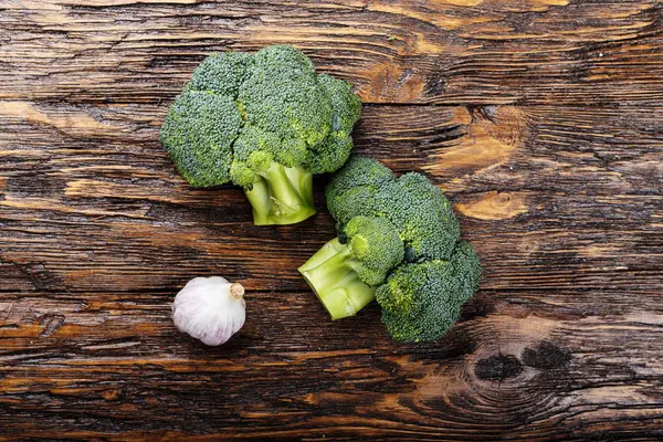 Infloresensi brokoli mentah pada tabel kayu, phot horisontal — Stok Foto