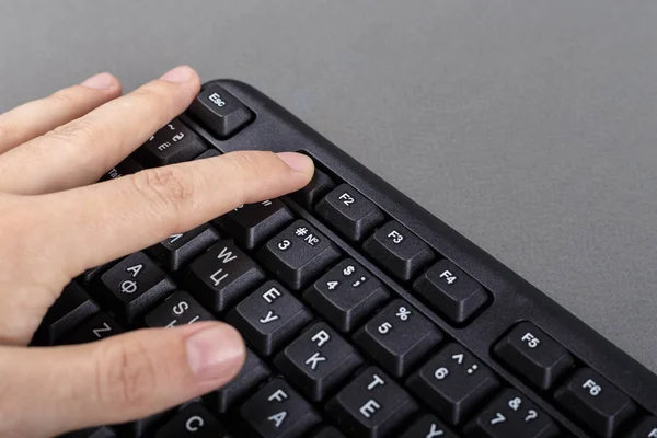 Eine Hand auf der Tastatur — Stockfoto