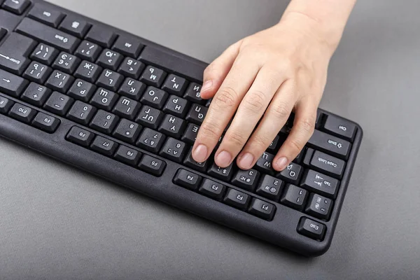 Uma mão no teclado — Fotografia de Stock