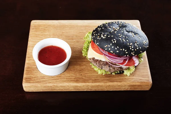 Černý Burger Omáčkou Desce Nezdravé Foo — Stock fotografie