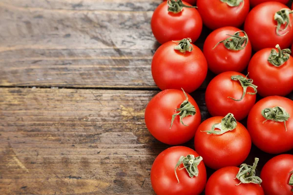 Kirschtomaten auf braunem Hintergrund — Stockfoto