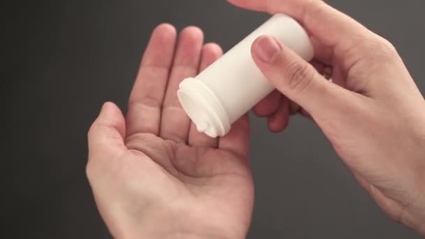 Pílulas derramadas em uma mão de um frasco — Vídeo de Stock