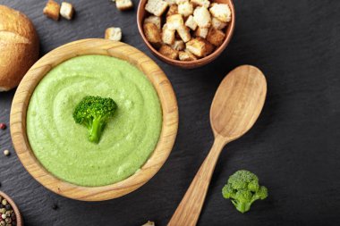 slate üzerinde krem-brokoli çorbası