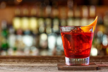 Bir barda kokteyl Negroni