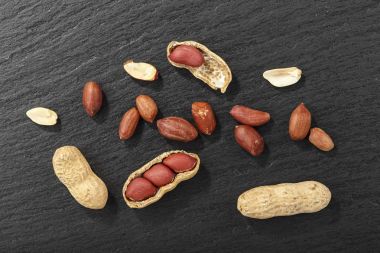 Fıstık kabuğu siyah bir zemin üzerine