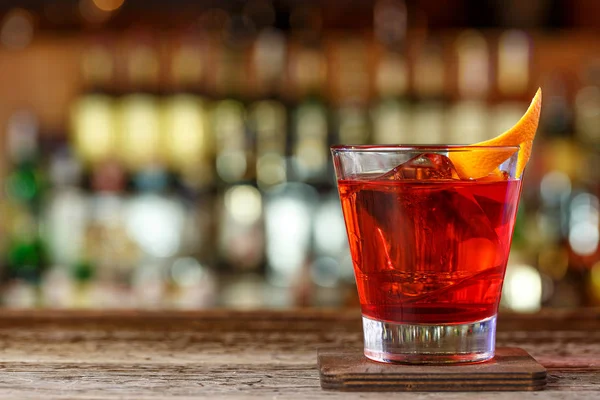 Bir barda kokteyl Negroni