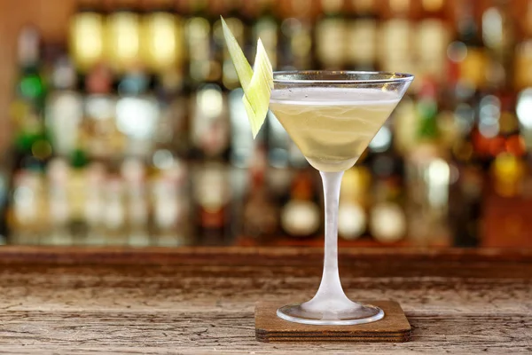 Coquetel refrescante no bar — Fotografia de Stock