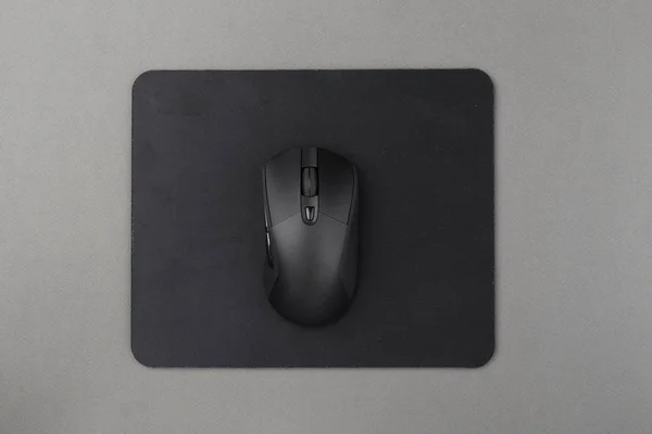 Ratón de ordenador sobre un fondo gris — Foto de Stock