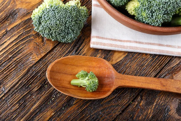 Broccoli in a clay plate on a wooden table. with space for text. — Stock Photo, Image