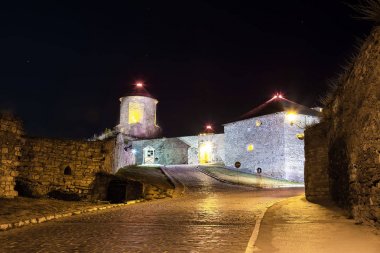 Güzel bir dağ tepe üzerinde kale