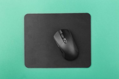  yeşil bir arka plan üzerinde bilgisayar fare