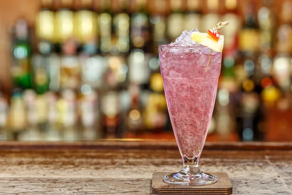 Розовый коктейль в баре — стоковое фото