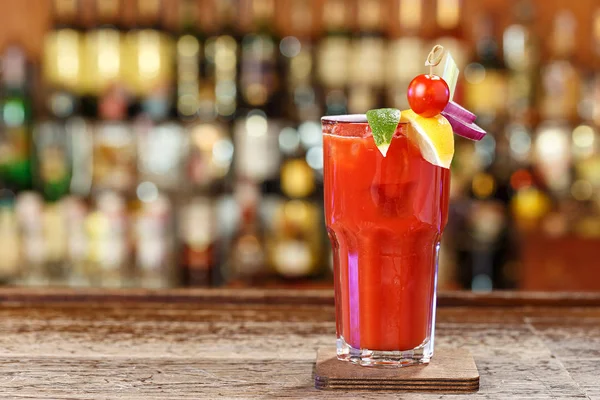 Bloody Mary într-un pahar pe bar — Fotografie, imagine de stoc