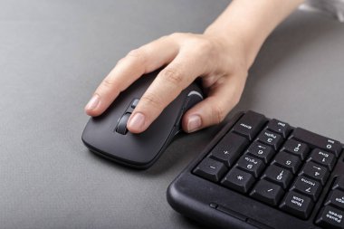 bir fare üzerinde eller