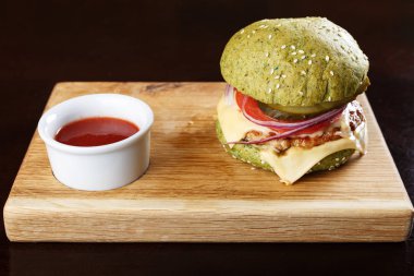 Yeşil burger sosu ile