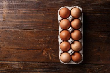 ahşap arka plan üzerinde kırmızı tavuk yumurtası