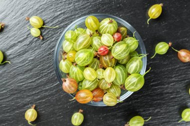 Siyah arka planda Bektaşi üzümü