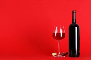 bir şişe şarap bardağı ile