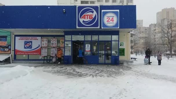 Köpcentret i ingången. Snöfall. — Stockvideo