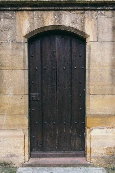 Alte Tür in einer Steinmauer — Stockfoto
