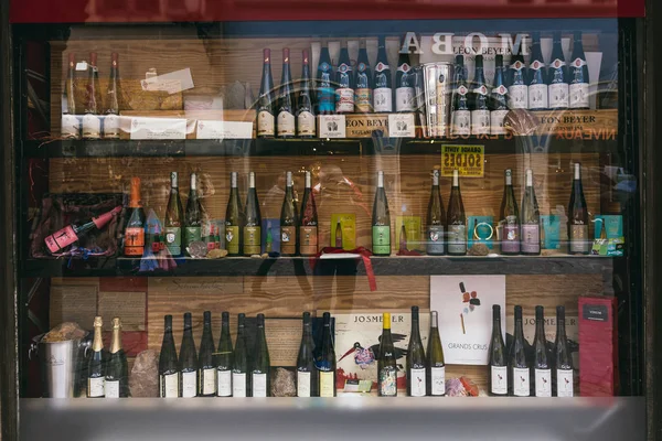 Schaufenster einer Weinhandlung in Frankreich — Stockfoto