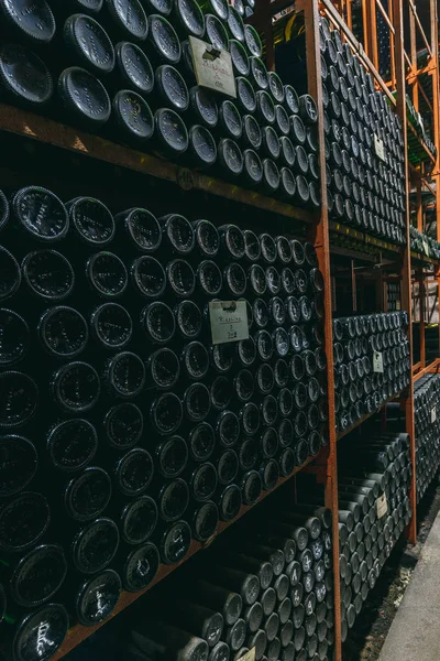 Staubige Weinflaschen im Keller — Stockfoto