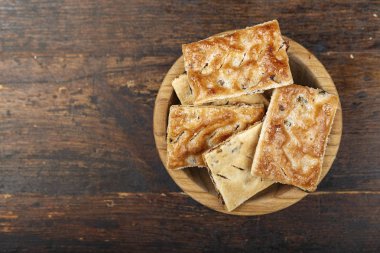 bir tabak içinde üzümlü kurabiye