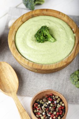 Kremalı brokoli çorbası bir ahşap plaka