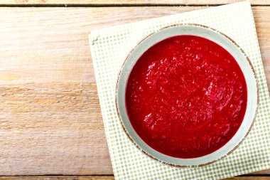 ahşap arka plan üzerinde Gazpacho çorbası